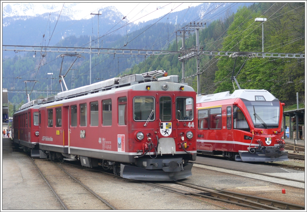 ABe 4/4 II 44 und 49 und ABe 8/12 3502 in Poschiavo. (09.05.2010)