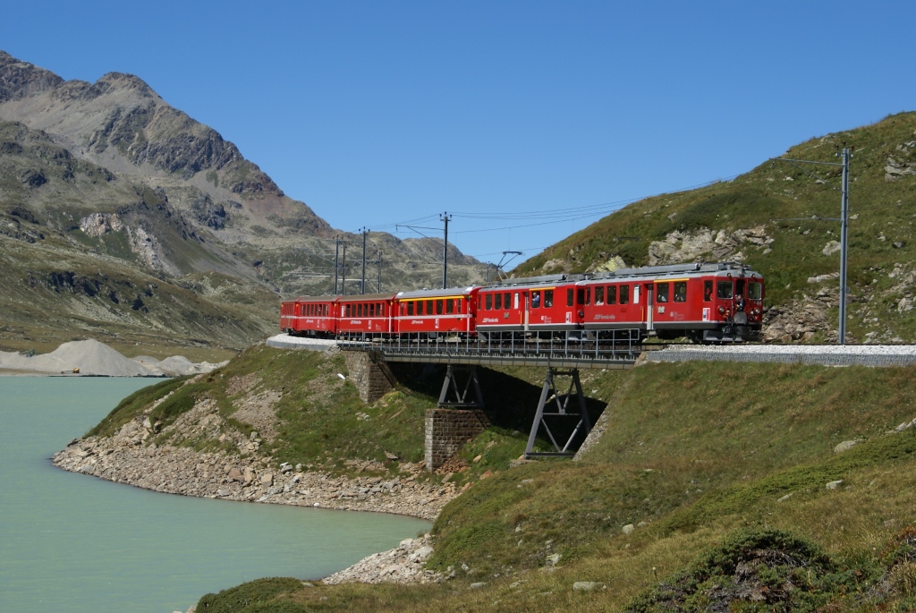 ABe 4/4 II 44 und ABe 4/4 II 48 fahren am 1.9.10 von Ospizio Bernina Richtung Alp Grm.