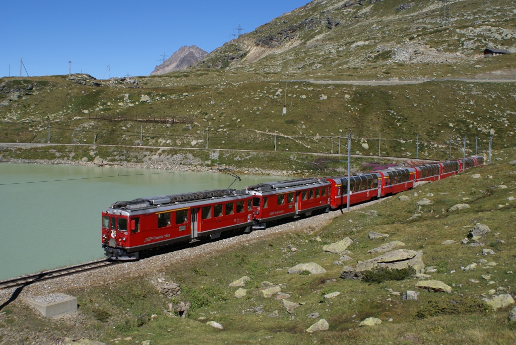 ABe 4/4 II 45 und ABe 4/4 II 43 ziehen am 1.9.10 den Bernina-Express 973 dem Lago Bianco entlang Richtung Ospizio Bernina.
