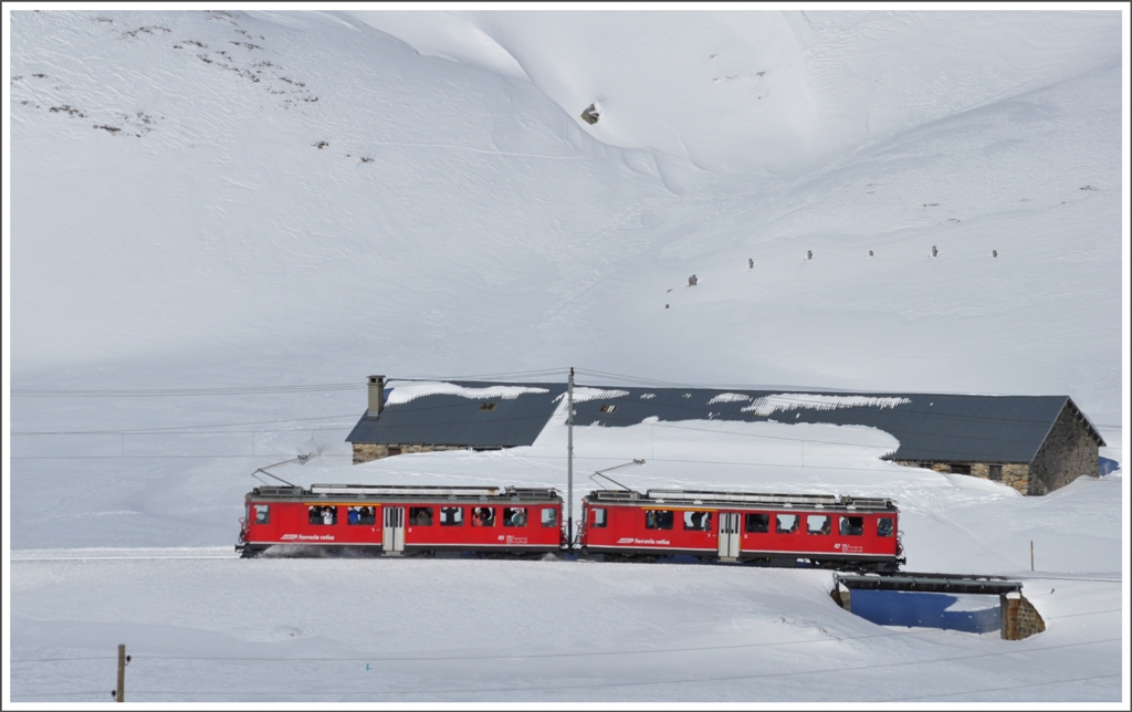ABe 4/4 II 47 und 49 mit den Fotografen auf dem Weg nach Ospizio Bernina bei der Alp Bondo. Ich zog es vor zu Fuss heraufzukommen, um diese Aufnahmen zu machen. (26.02.2011)