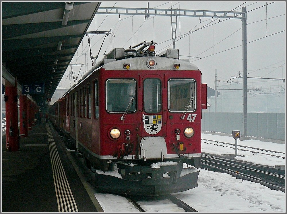 ABe 4/4 II 47 steht am 24.12.09 im Bahnhof Tirano zur Abfahrt bereit. (Hans)