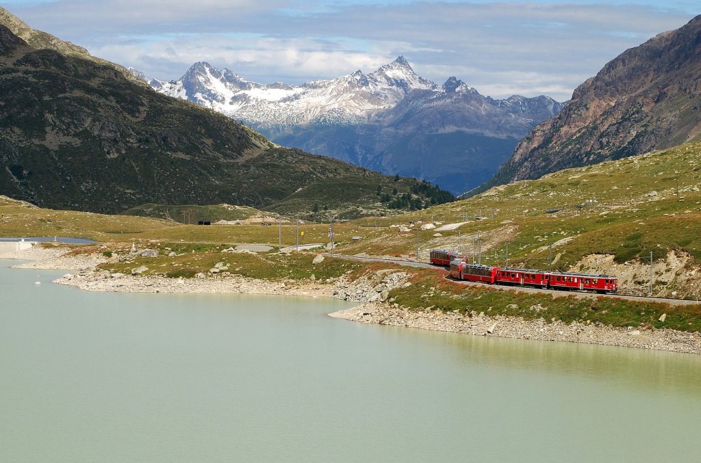 ABe 4/4 II 49+46 der RhB mit D 961 (Bernina-Express) am Lago Bianco bei Ospizio Bernina (08.08.2010)