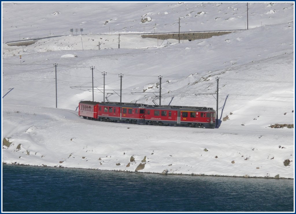 ABe 4/4 III 52  Brusio  und ABe 4/4 III 56  Corviglia  haben heute einen leichten Job mit dem R1621 nach Poschiavo. (11.11.2009)