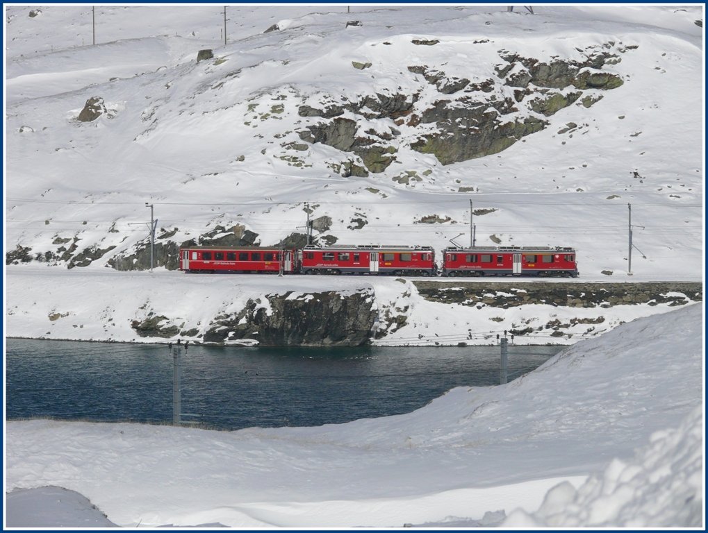 ABe 4/4 III 52  Brusio  und ABe 4/4 III 56  Corviglia  haben heute einen leichten Job mit dem R1621 nach Poschiavo. (11.11.2009)