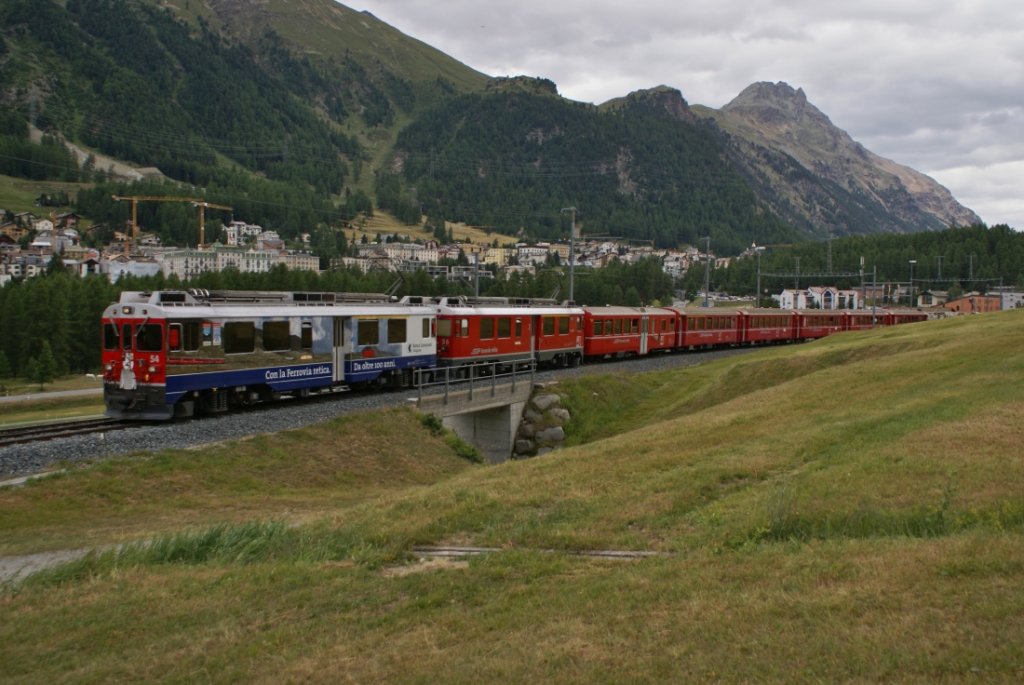 ABe 4/4 III 54 und ABe 4/4 56 verlassen, nachdem der Allegra dann endlich weitergefahren war, Pontresina mit erheblicher Versptung Richtung St. Moritz. (28.7.10)