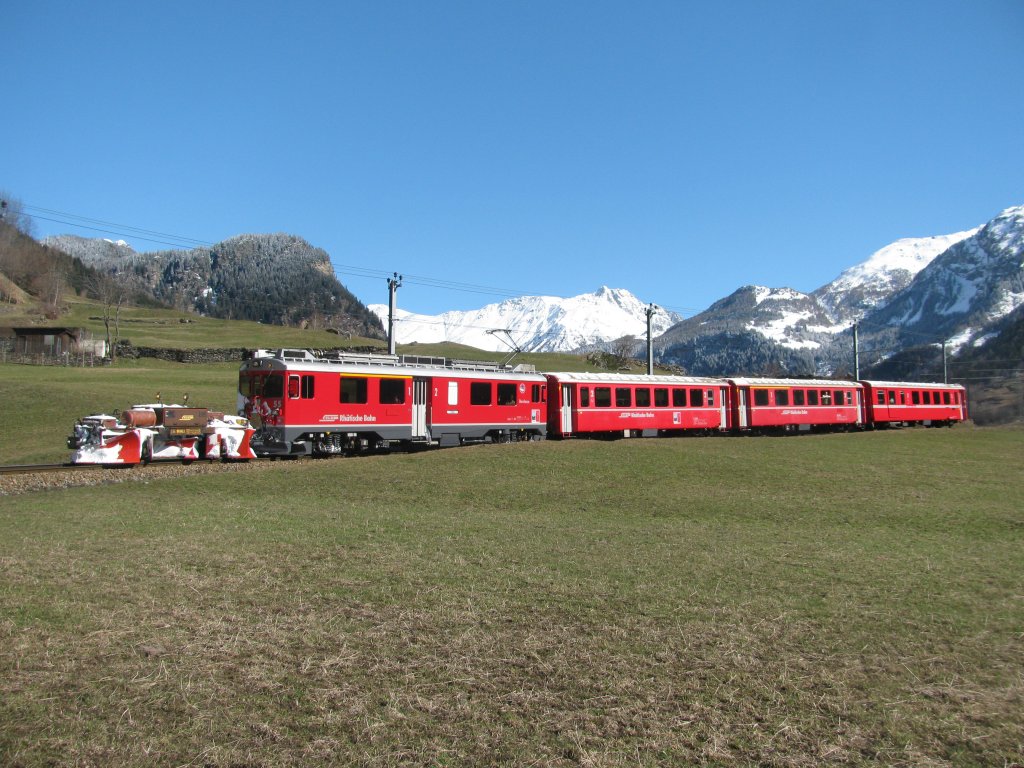 ABe 4/4 III - 55 mit vorgestelltem Xk 9143 kurz vor Poschiavo am 31.03.2010