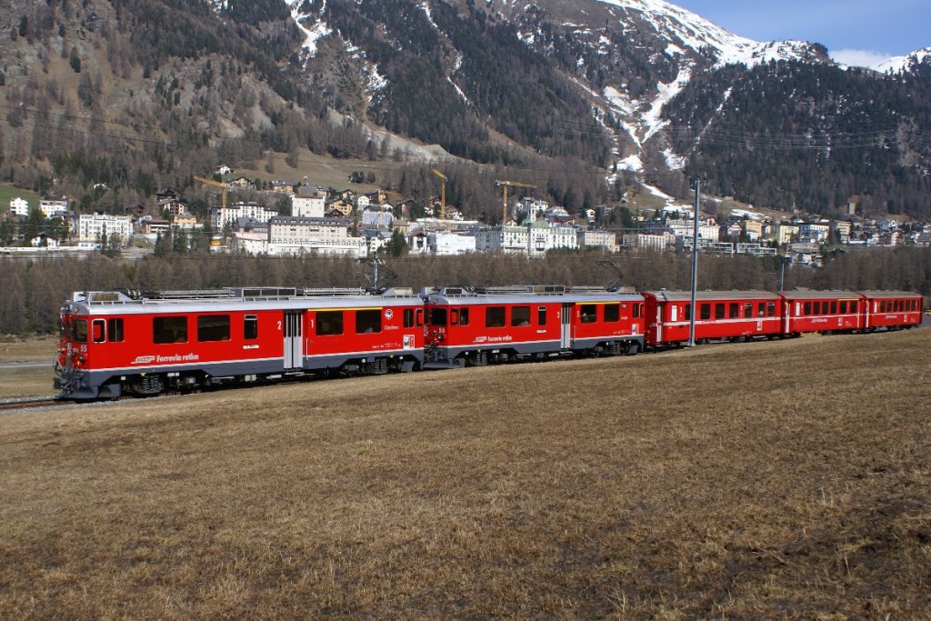 ABe 4/4 III 55 und ABe 4/4 III 56 verlassen am 29.4.10 mit einem Regionalzug nach St. Moritz Pontresina.
