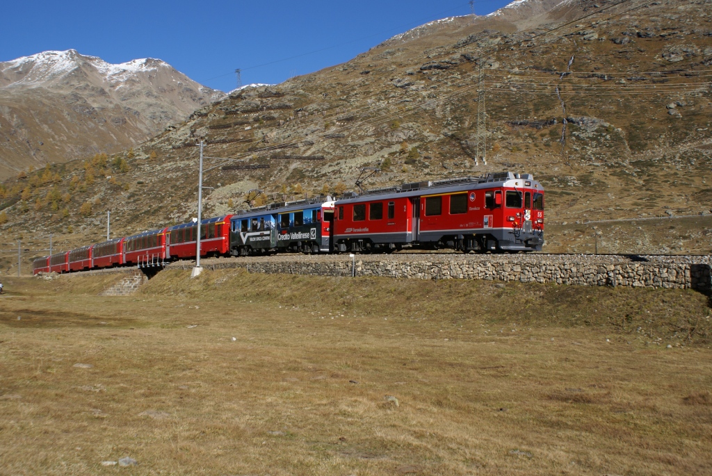 ABe 4/4 III 55 und ABe 4/4 III 53 ziehen am 7.10.10 den Bernina-Express 975 von Bernina Lagalb Richtung Ospizio Bernina.
