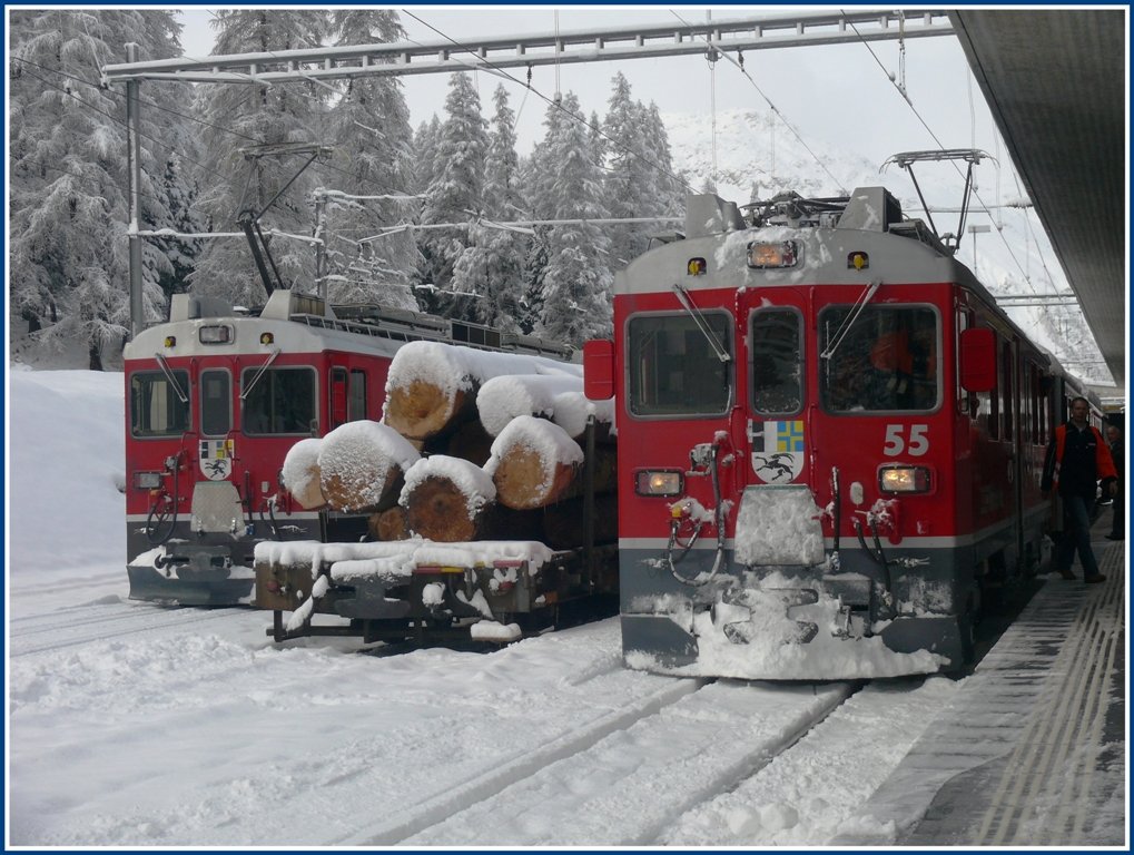 ABe 4/4 III 55  Diavolezza  R 1635 Pontresina ab 13.04 Uhr ist der erste Zug an diesem Tag ber die Berninastrecke. (01.12.2009)