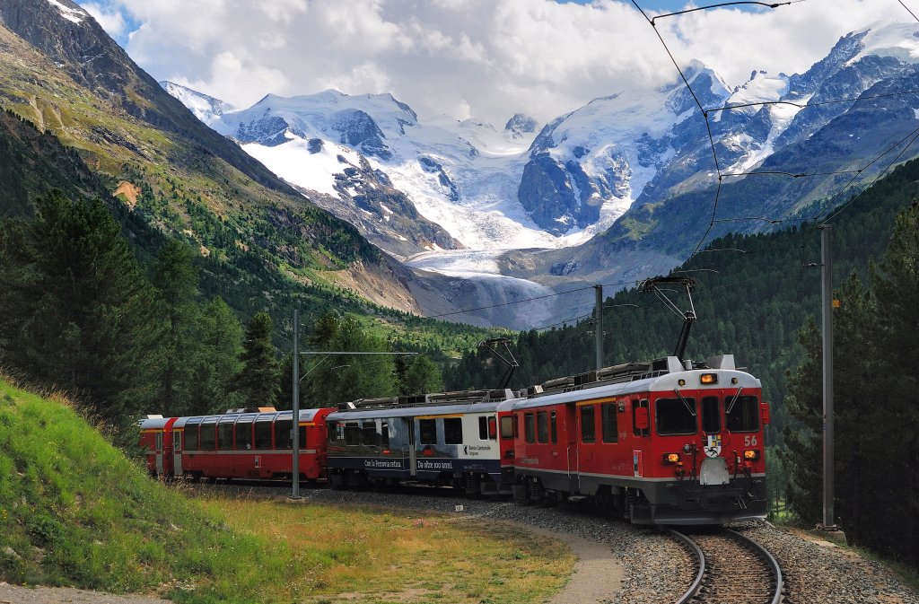 ABe 4/4 III 56+54 der RhB mit dem Bernina-Express D 975 bei Montebello, mit Blick auf den Morteratsch-Gletscher (08.08.2010)