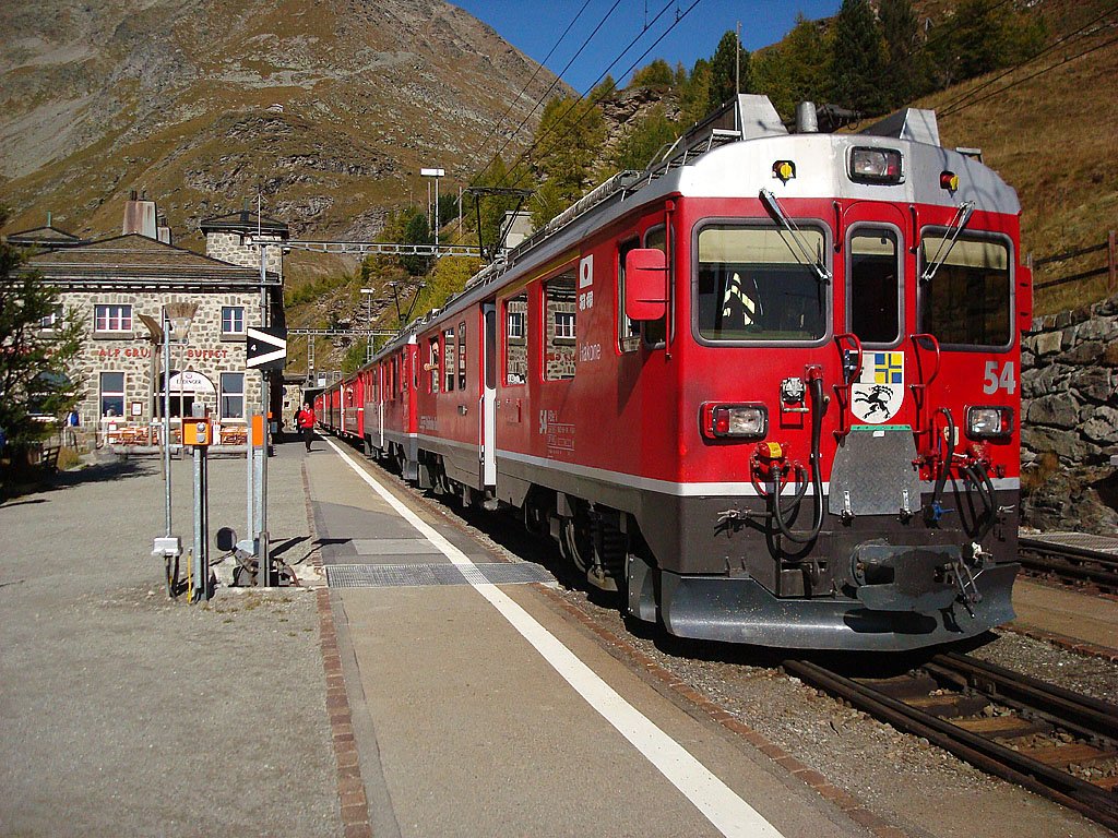 ABe 4/4 III Nr. 54 Hakone + Nr. 52 Brusio kurz vor der Abfahrt in Alp Grm Richtung Poschiavo-Tirano, 11. Okt. 2009, 12:02
