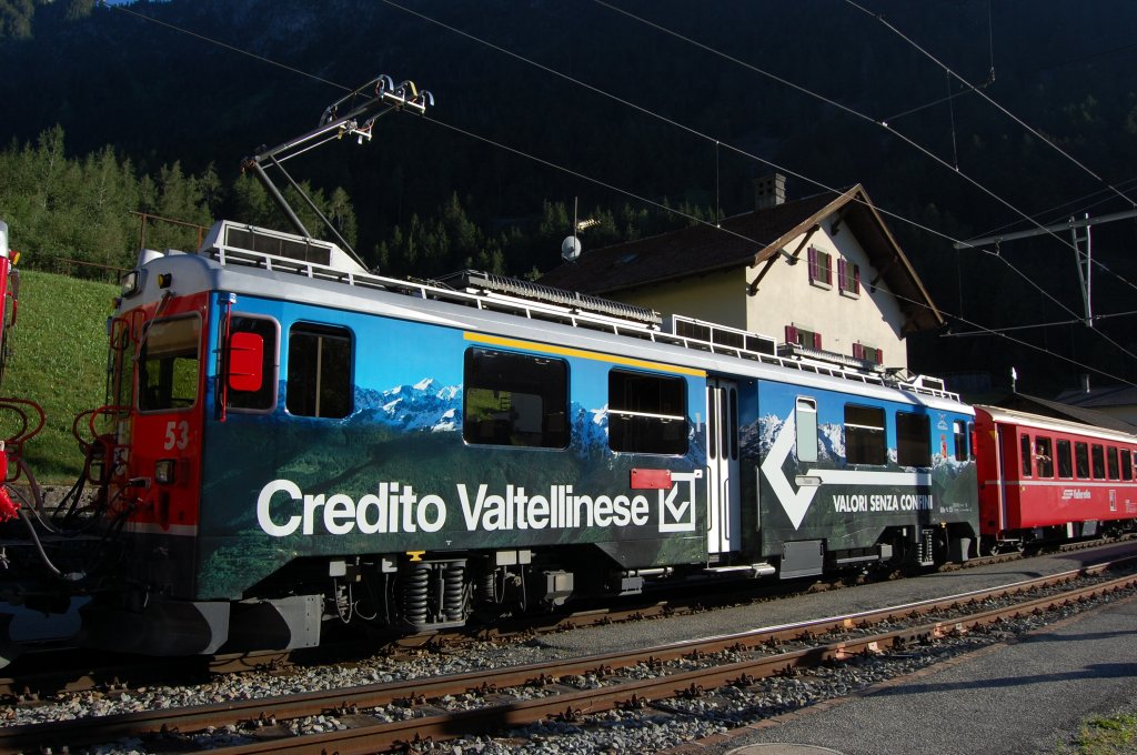 ABe 4/4 Nr. 53 als zweiter Triebwagen vor dem Zug nach Tirano in der Abendsonne auf der Station Miralago. (Aufnahme 07.07.2010)