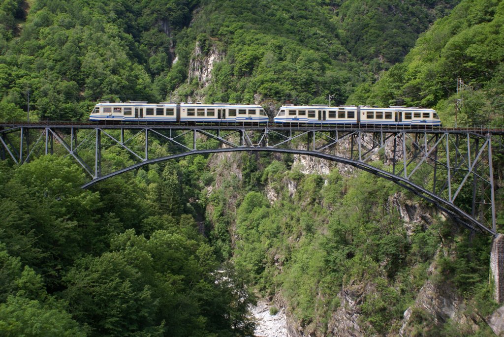 ABe 4/6 der Ssif und der FART auf dem Ponte Isorno kurz vor Intragna. Aufgenommen am 12.05.2007.