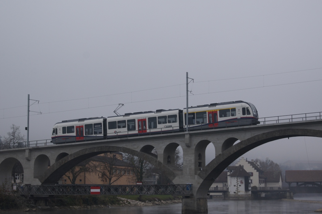 ABe 4/8 5003 berquert am 20.11.11 die Reuss in Bremgarten.
