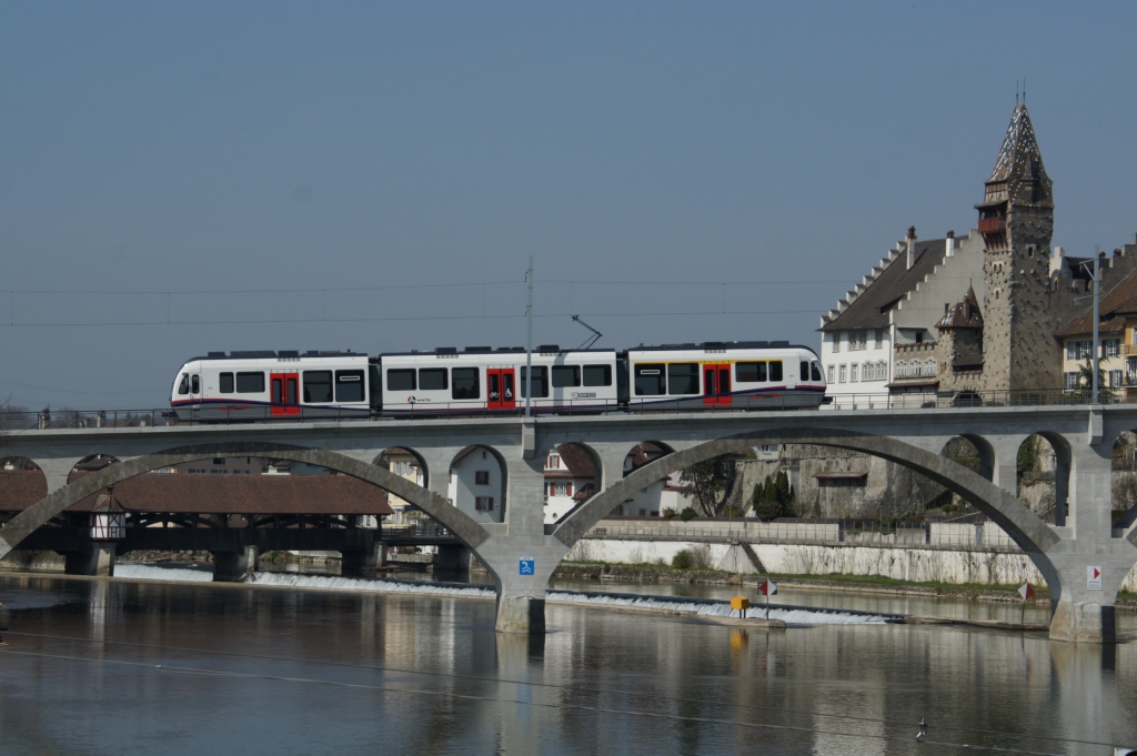 ABe 4/8 5014 berquert am 29.3.12 die Reuss in Bremgarten.