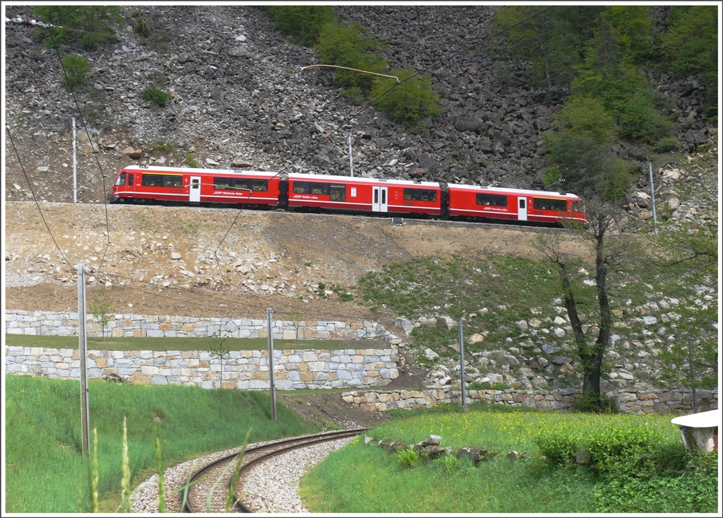 ABe 8/12 3501 befindet sich oberhalb des Kreisviadukts auf dem verlegten und neu gebauten Damm, der nach dem Felssturz letztes Jahr gebaut werden musste. (08.05.2010)