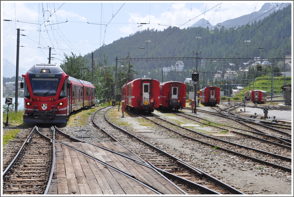 ABe 8/12 3501 hat knapp Platz im Ausziehgleis der Berninabahn im Bahnhof St.Moritz. (21.06.2012)