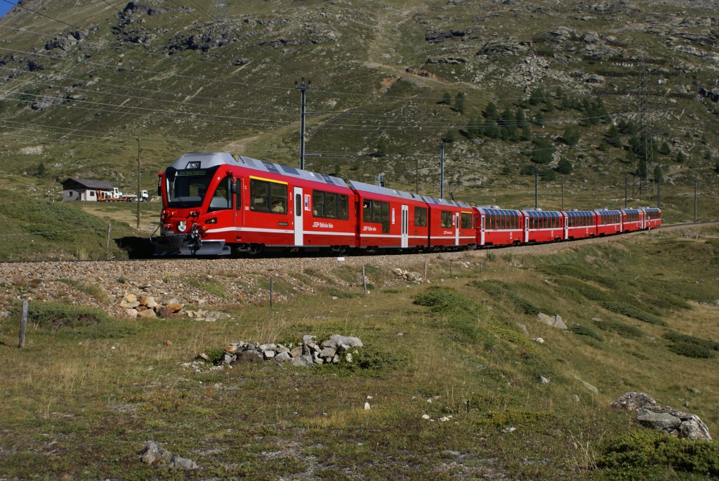 ABe 8/12 3503 erreicht am 1.9.10 mit dem BEX 960 nach Davos Bernina Lagalb.