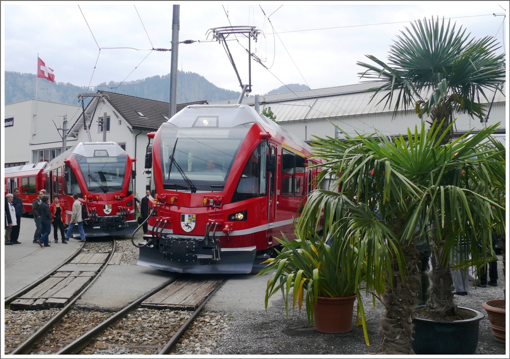 ABe 8/12 3503 wird neben dem 3504 im sdlndisch anmutenden Landquart aufgestellt. (01.05.2010)