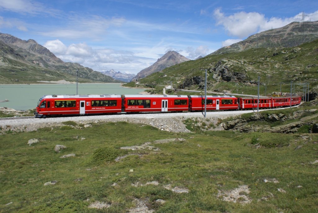 ABe 8/12 3504 fhrt am 28.7.10 mit dem Regionalzug 1625 von Ospizio Bernina Richtung Alp Grm.