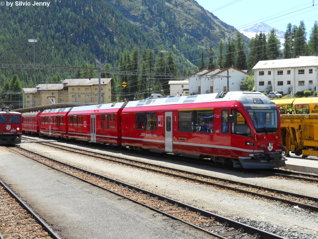 ABe 8/12 3505 ''Giovanni Segantini'' am 7.8.2010 als Regio 1644 nach St.Moritz in Pontresina. Giovanni Segantini verbrachte in Pontresina sein Lebensabend, er wurde durch seine Bilder des Hochgebirges berhmt.