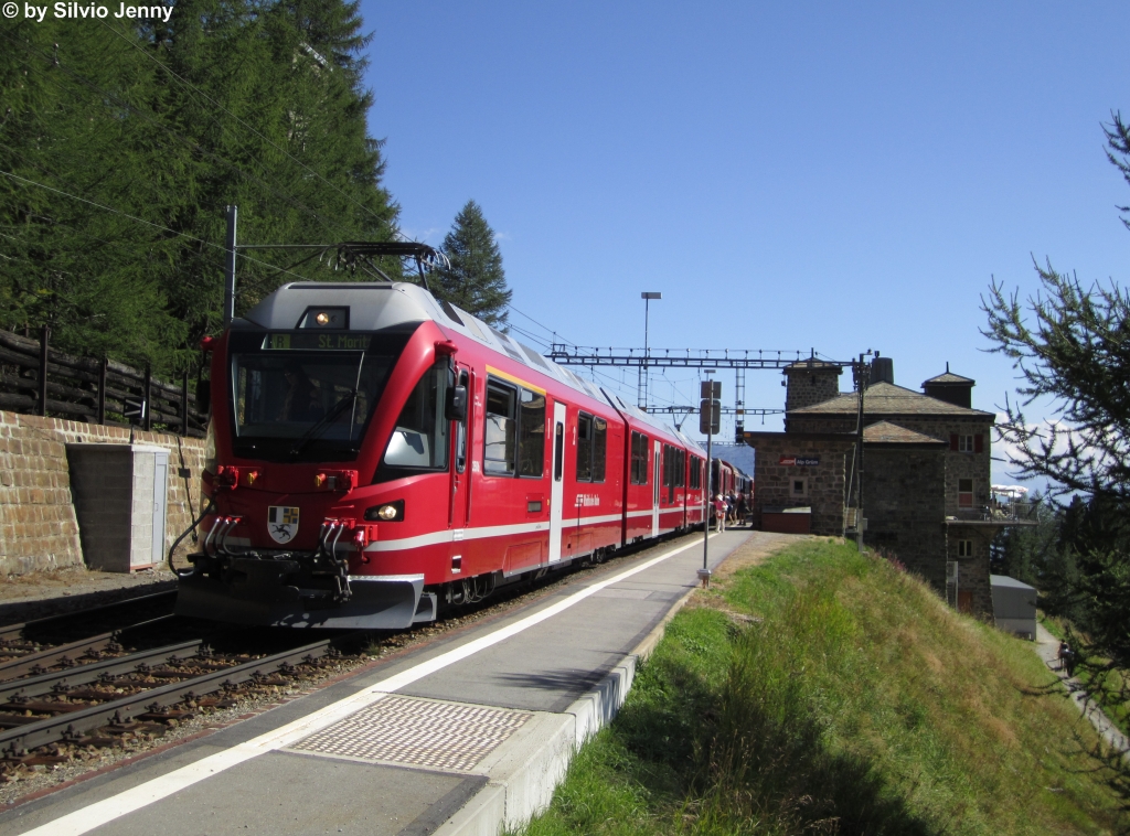 ABe 8/12 3506 ''Anna von Planta'' am 8.9.2012 in Alp Grm als Regio 1656 nach St.Moritz. Intressant an dieser Stelle ist der Verlauf der Fahrleitung aufgrund der Galerie, in die der Zug sogleich einfahren wird. Whrend der vordere Stromabnehmer sehr tief liegt, hat der hintere noch eine normale Hhe.