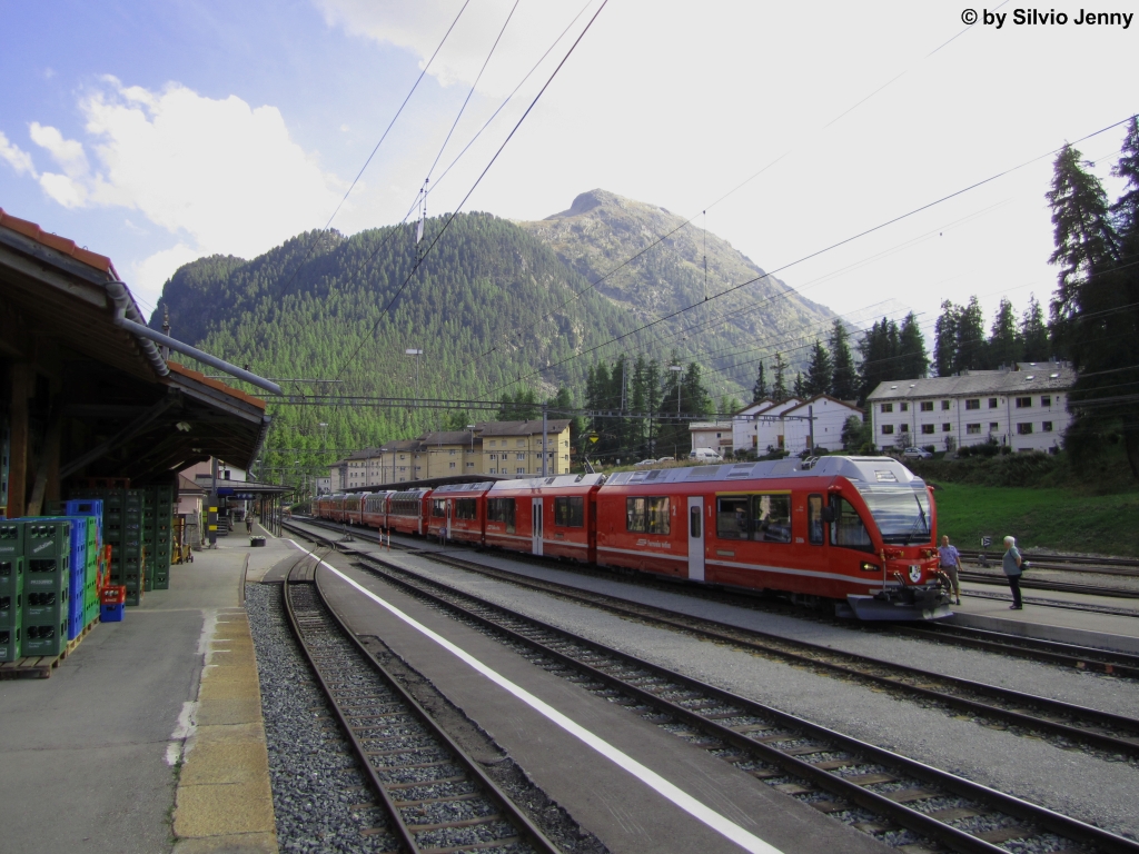 ABe 8/12 3506 ''Anna von Planta'' am 9.9.2012 in Pontresina als D 950 ''Bernina-Express'' nach Chur. Das Gleis 3 von Pontresina ist das einzige Gleis des Bahnhofes, wo man die Fahrleitung auf 11kV-Wechselstrom des Stammnetzes oder 1000V Gleichstrom der Berninabahn umschalten kann. Dies wird vor allem fr die Express-Zge von Tirano nach Chur oder Davos benutzt, wo man dank den Zwei-System-Allegra kein Triebfahrzeugwechsel mehr ntig ist.