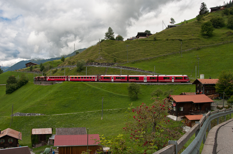 ABe 8/12 3507  Benedetg Fontana  am 9. August 2011 mit dem R 1441 (Chur - Arosa) bei Langwies.