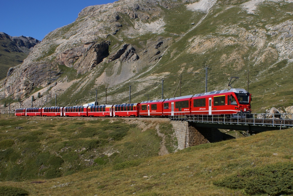 ABe 8/12 3507 verlsst am 1.9.10 mit dem letzten BEX Richtung Sden Bernina Lagalb.