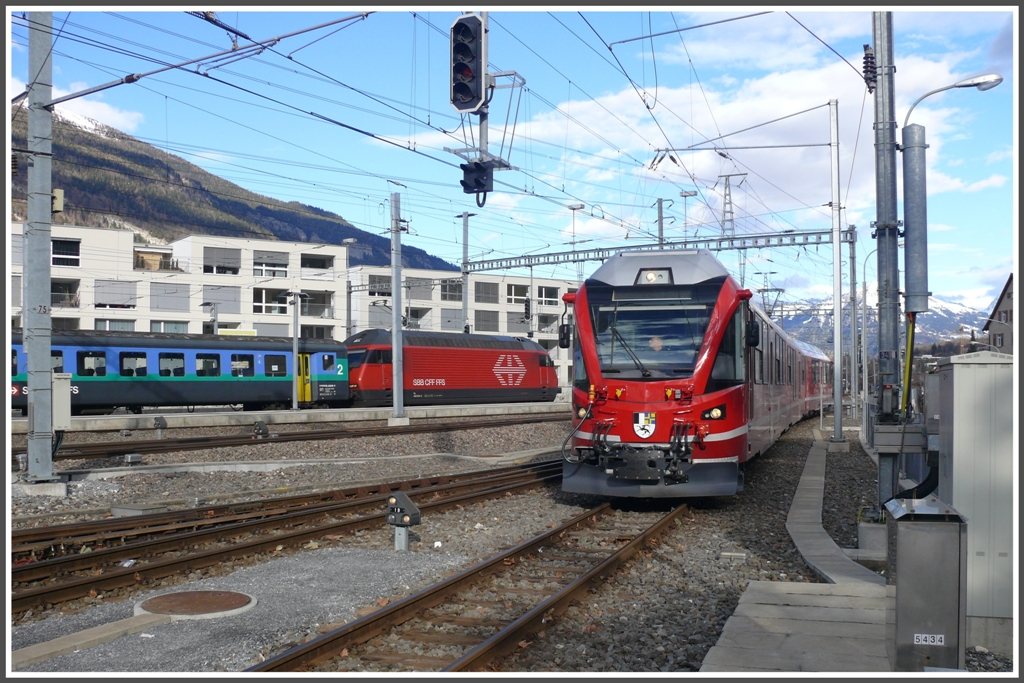 ABe 8/12 3509 rangiert in Chur neben einer Re 460 der SBB. (08.01.2011)