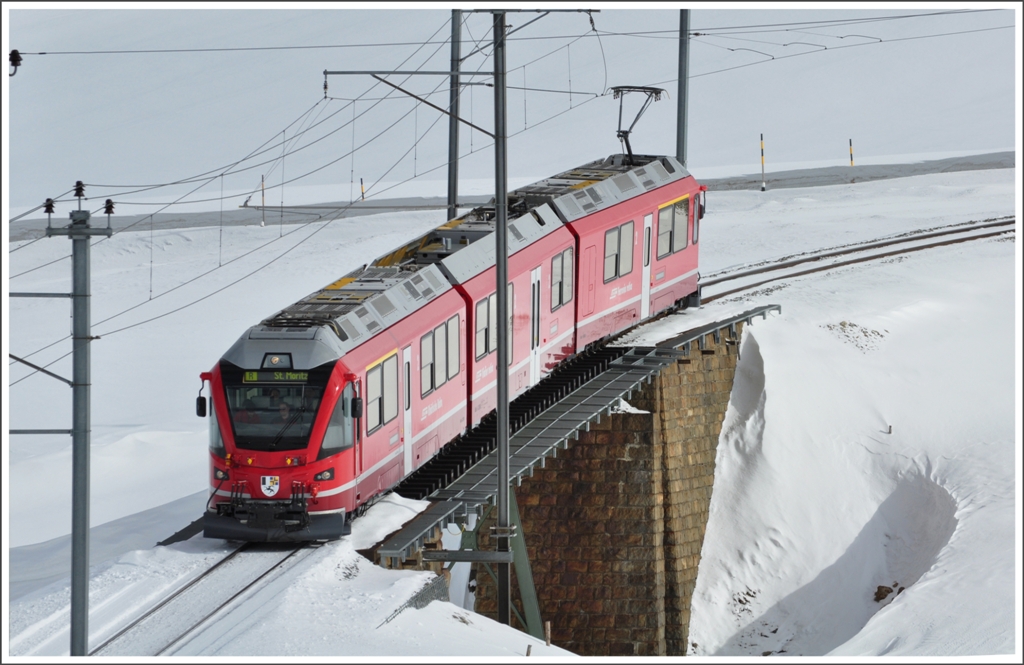 ABe 8/12 3510 unterwegs als R1636 passiert soeben die obere Berninabachbrcke. (22.02.2011)