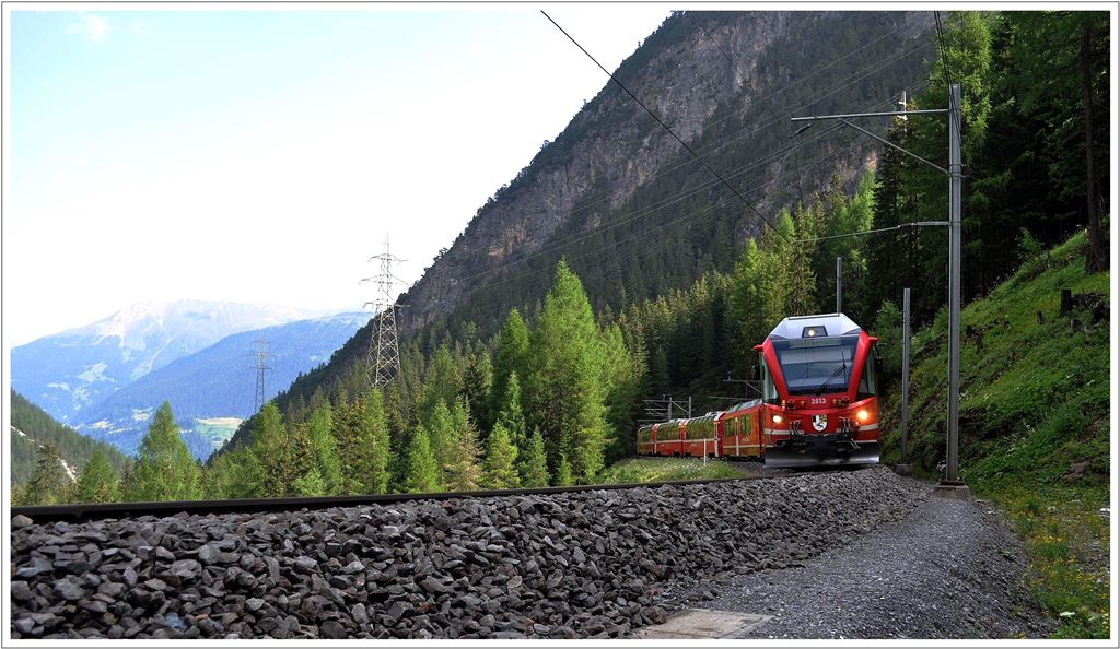 ABe 8/12 3513 mit dem BerninaExpress 951 hat soeben den Toua Kehrtunnel verlassen zwischen Muot und Preda. (18.07.2013)