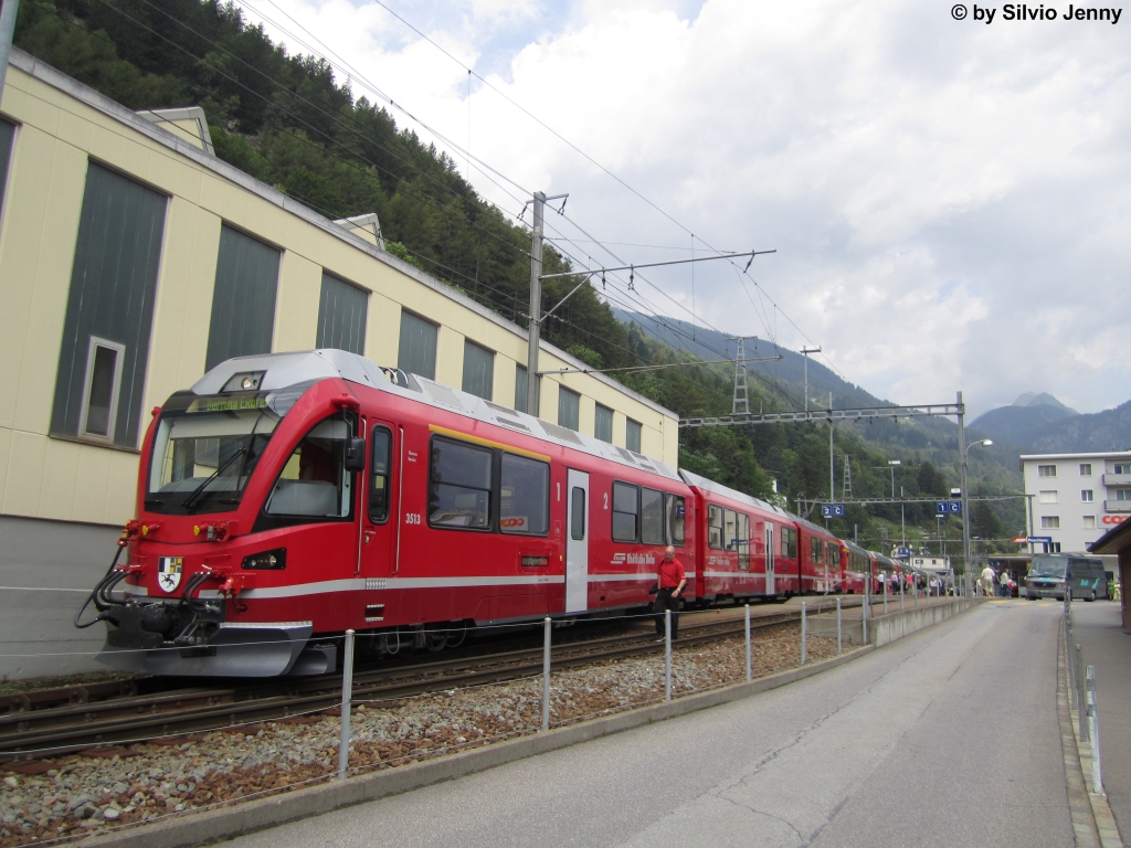 ABe 8/12 3513 ''Simeon Bavier'' am 24.8.2012 in Poschiavo als D951 ''Bernina-Express'' nach Tirano.