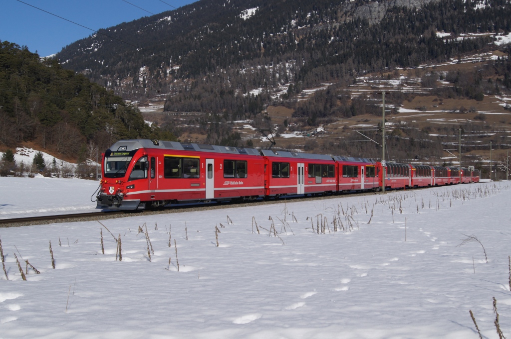 ABe 8/12 3514 nhert sich am 3.3.12 mit dem Bernina-Express Bonaduz.