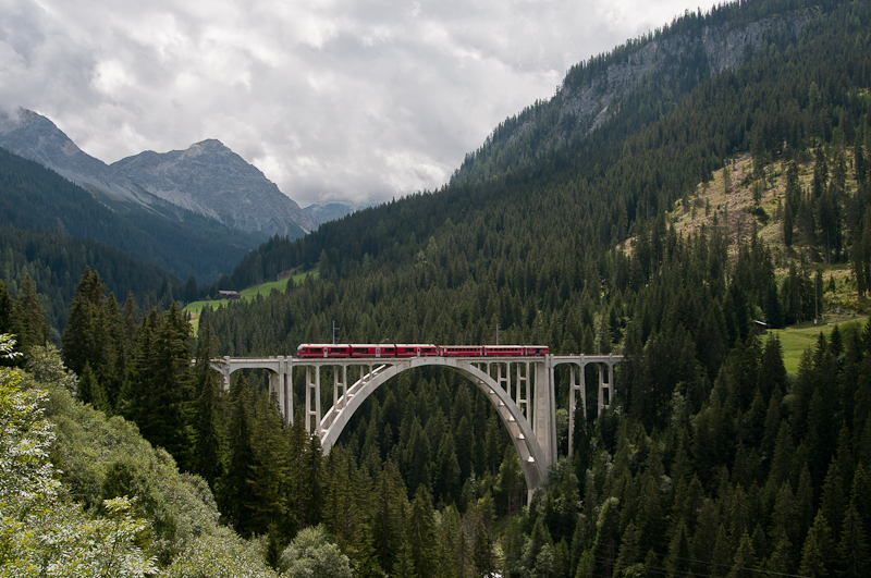 ABe 8/12 3514	  Steivan Bruniesmit  am 9. August 2011 mit dem R 1444 (Arosa - Chur) auf dem Langwieser Viadukt.