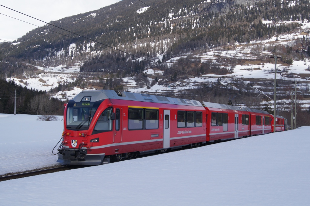 ABe 8/12 3515 erreicht am 25.2.12 mit einem Ersatzzug nach Filisur Bonaduz. Grund fr diese Leistung war der Unterbruch der Albulastrecke wegen einer Lawine.