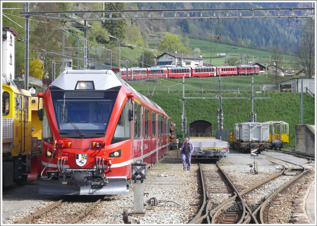 ABe 8/12 macht sich fr die Pendelfahrten nach Tirano bereit und R1636 verschwindet Richtung Berninapass. (08.05.2010)