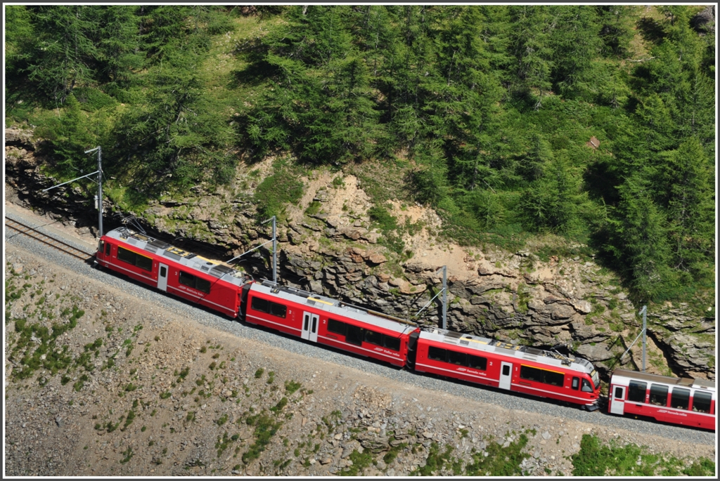 ABe 8/12 mit BerninaExpress 950 oberhalb Alp Grm. (11.08.2012)