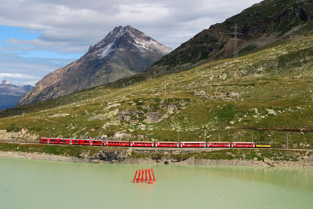ABe 8/12 XXX der RhB mit R 1636 am Lago Bianco bei Ospizio Bernina (08.08.2010)