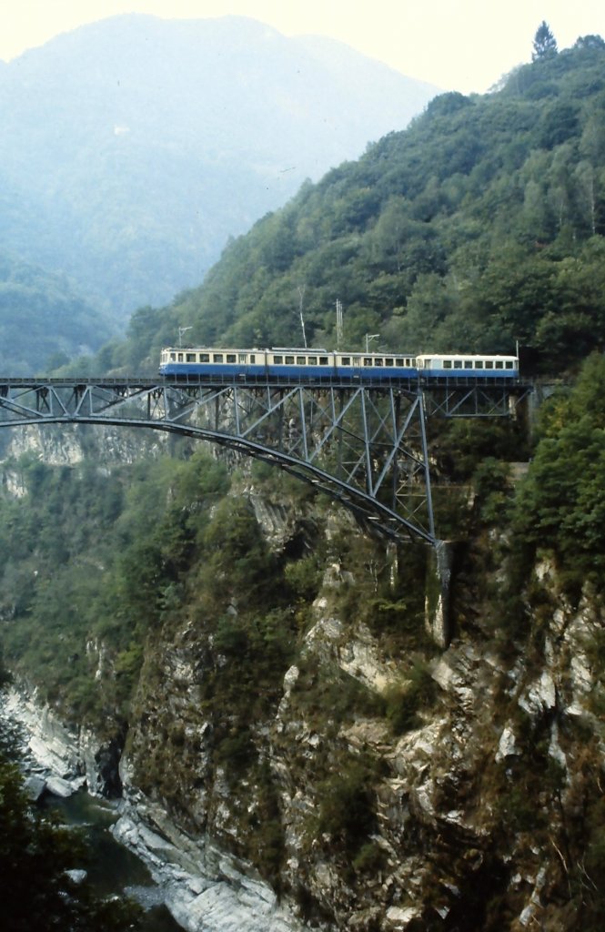 ABe 8/8 der FART/SSIF mit Beiwagen im September 1983 auf dem Ponte Isorno bei Intragna auf der Fahrt von Locarno nach Domodossola.