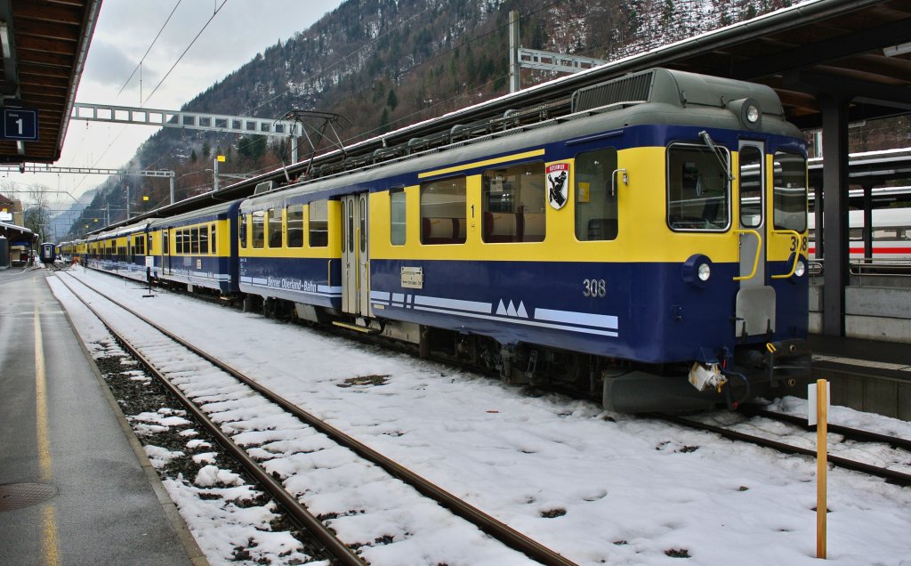 ABeh 4/4 308 an der Spitze eines Regios in Richtung Lauterbrunnen, 17.12.2012.