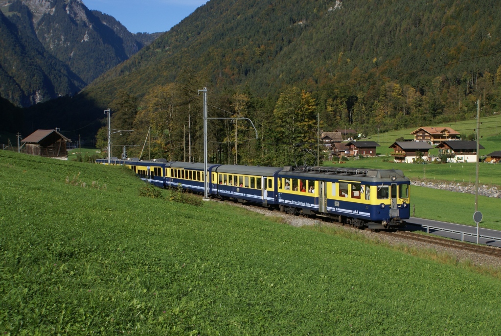 ABeh 4/4 I 305 fhrt am 3.10.10 von Zweiltschinen Richtung Ltschental.