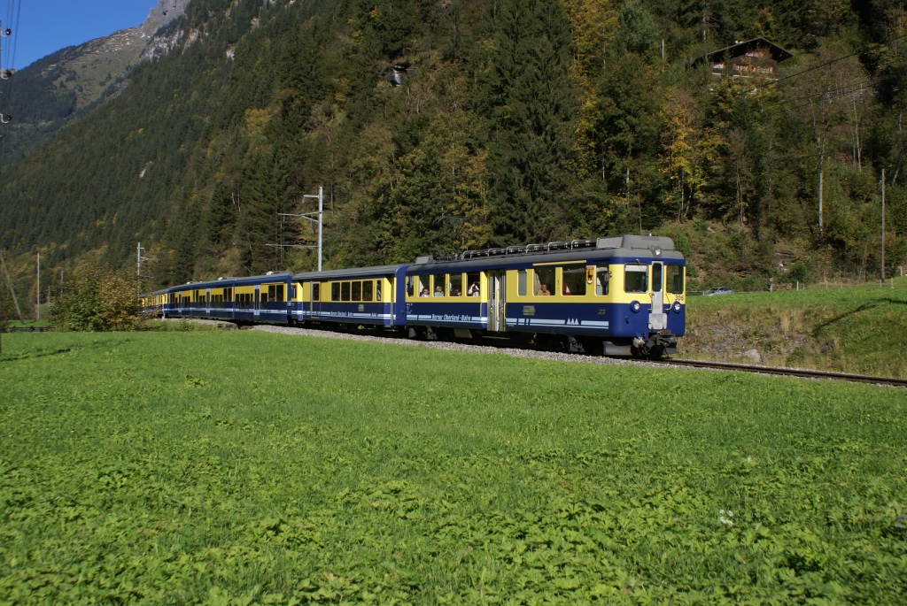 ABeh 4/4 I 306 nhrt sich am 3.10.10 Schwendi.