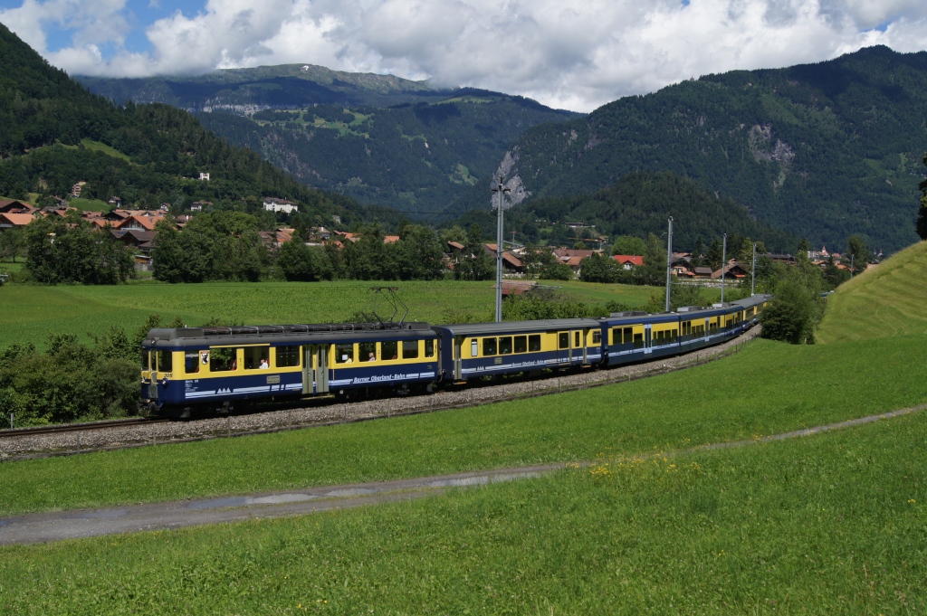 ABeh 4/4 I 308 fhrt am 27.6.12 mit dem R 159/259 von Wilderswil Richtung Zweiltschinen.
