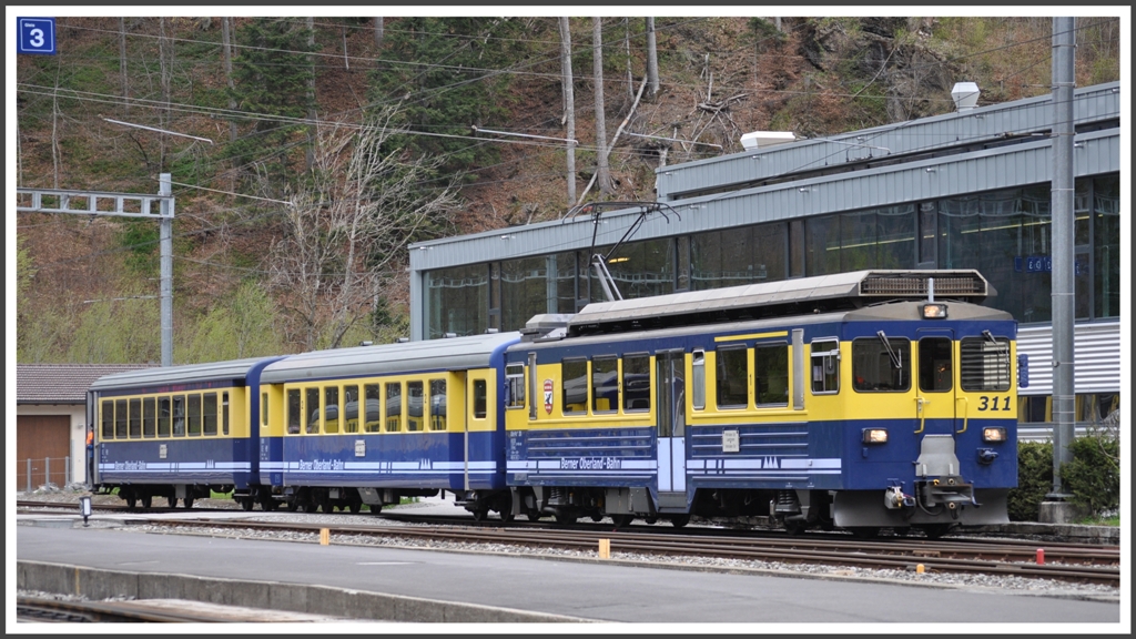 ABeh 4/4 II 311  Grindelwald  in Zweiltschinen. (25.04.2012)