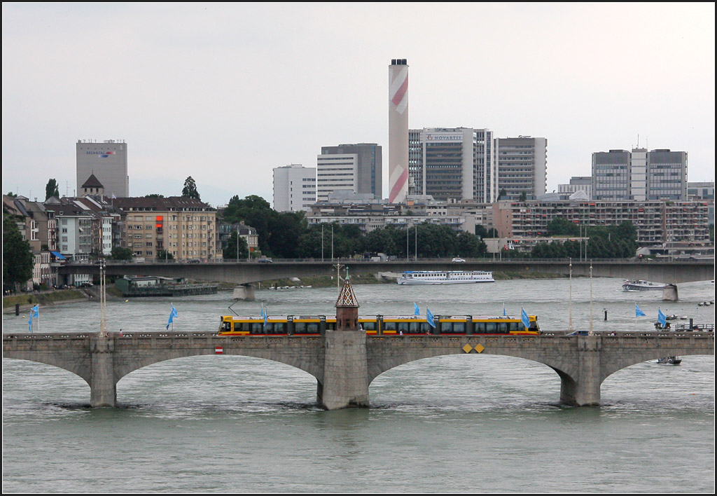 Abend in Basel - 

Mittlere Brücke mit Tango-Tram am 20. Juni um halb Sieben. Die BLT-Wagen fahren nur zur HVZ auf die andere Rheinseite. 

20.06.2023 ()