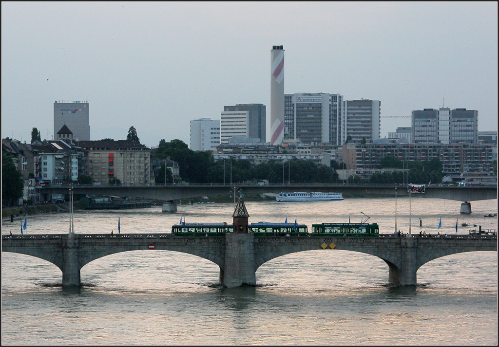 Abend in Basel - 

Straßenbahnzug auf der Mittleren Brücke vor aufziehendem Gewittersturm. 21 Uhr am 19.06.2013 (M)