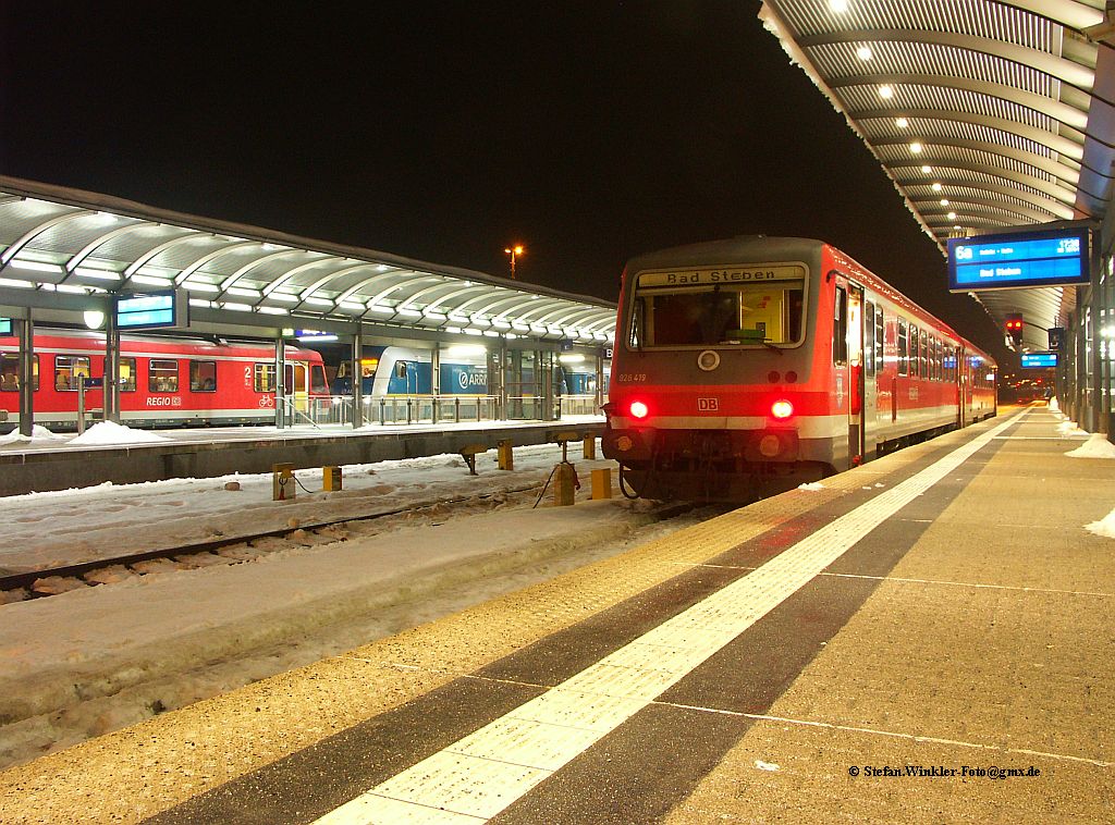 Abend des 22.12.2010 in Hof Hbf. 628 419 ist gerade aus Bad Steben angekommen und muss offenbar nochmal raus dorthin. Noch nicht richtig zum Stehen gekommen gehen die Spitzenlichter aus, das rote Schlusslicht erscheint. Links am nchsten Bahnsteig ist ein weiterer 628 und auch der Alex mit seiner 223 auf dem nchstgelegenen Gleis dahinter zu erkennen. Momentaufnahme vom letzten Einsatzwinter der DB Rotlinge auf den Nebenbahnen in Oberfranken.