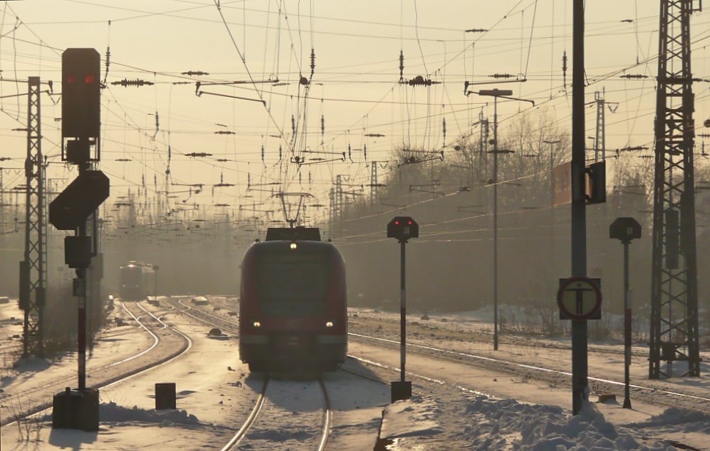 Abenddmmerung - die Bahnhofseinfahrt Wanne-Eickel Hbf. an einem Sptnachmittag im Winter mit nahezu im Schnee versinkenden Schienen (30.12.2010)