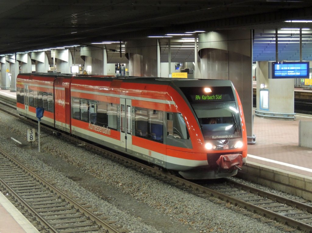 Abendflair in Kassel-Wilhelmshhe, Triebwagen der Kurhessenbahn startet wieder Richtung Korbach-Sd (5.1.2013).